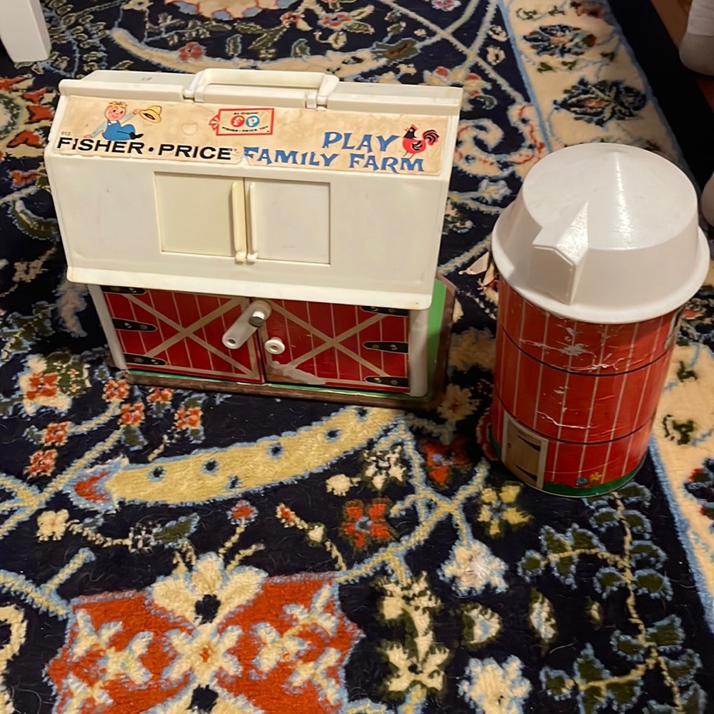 Vintage fisher price farm/barn yard toy and silo with figurines